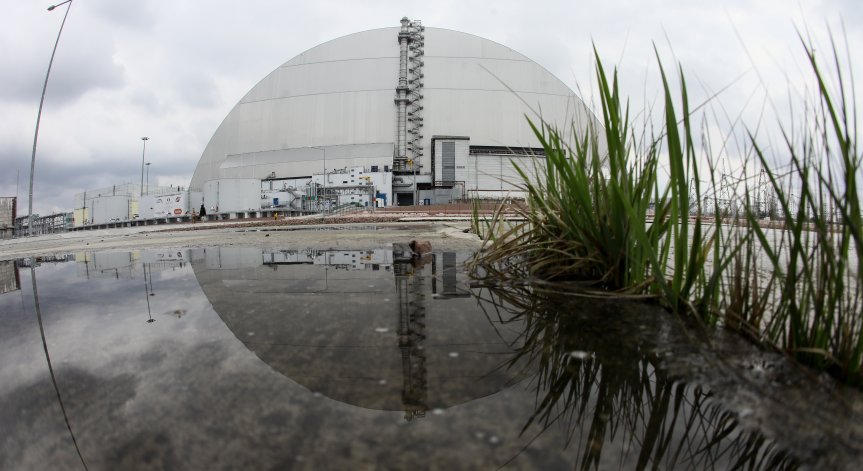 Украйна обяви повишена радиация в района на Чернобил, Русия отрича