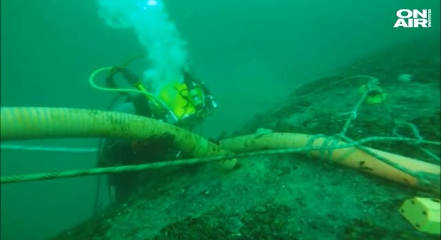 Водолази източиха 93 000 литра мазут от кораба 