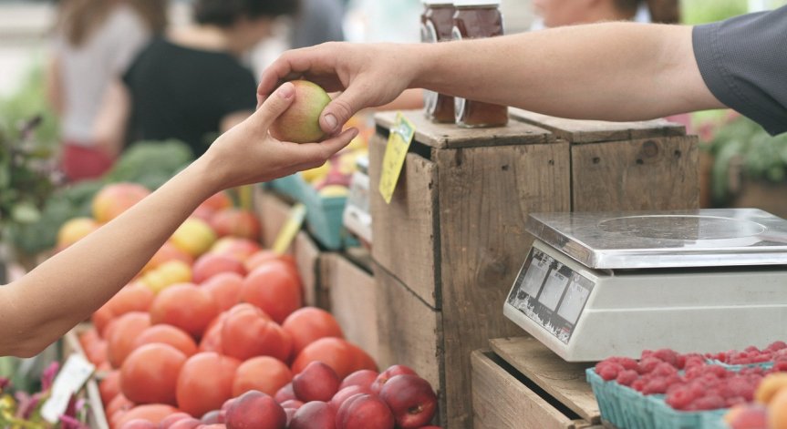 Купуваме по-скъпо пилешко месо, олио и брашно, цената на плодовете пада надолу