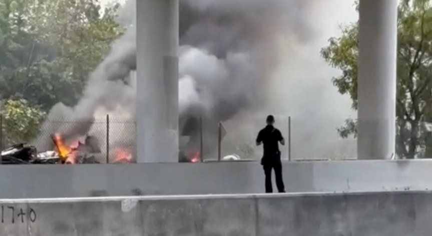 Един човек на земята по време на катастрофата е бил ранен.