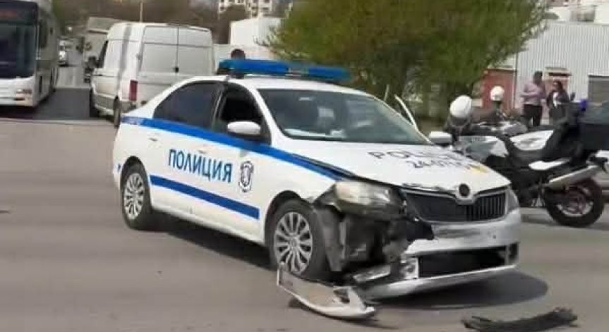 Ранен полицай след катастрофа между патрулка и кола в София