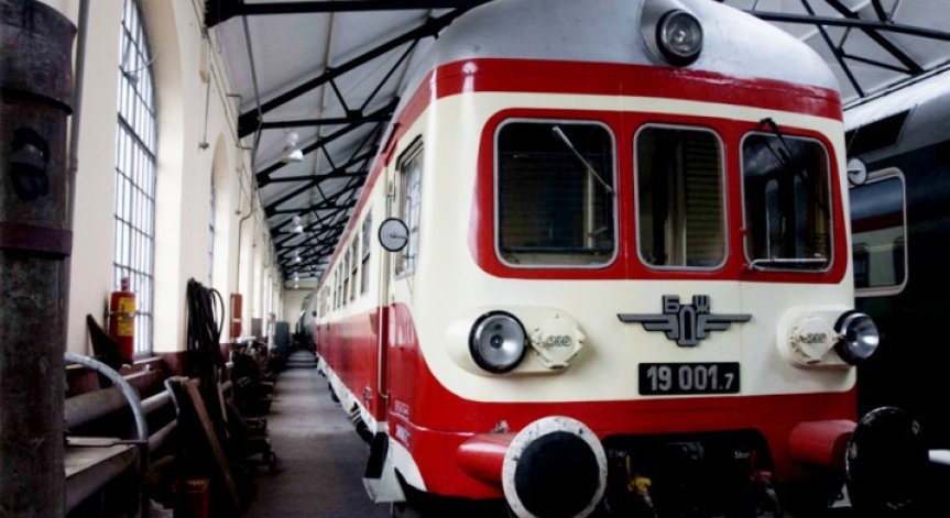 Местата в мотрисата са ограничени.