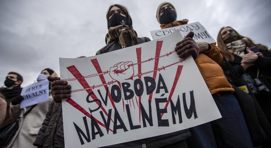 Докато Навални призовава за протести, доверието в Путин бележи спад