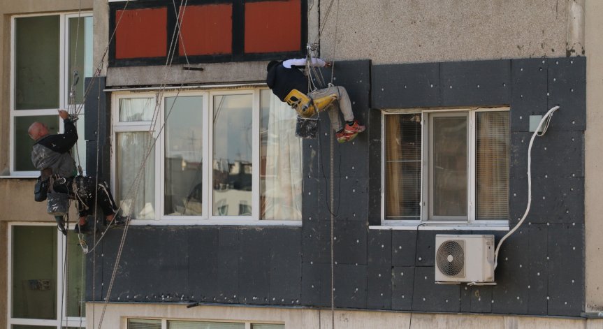 Ударно подават заявления за безплатно саниране, но 1,129 млрд. лв. няма да стигнат