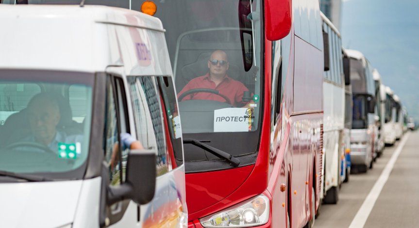 Автобусни и таксиметрови превозвачи в готовност за протест