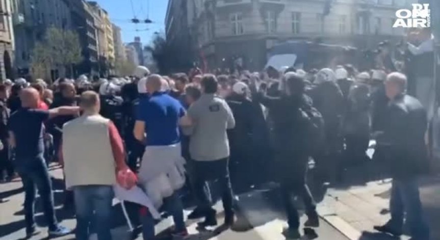 Нови сблъсъци в Сърбия: Хиляди демонстранти обградиха президентския дворец