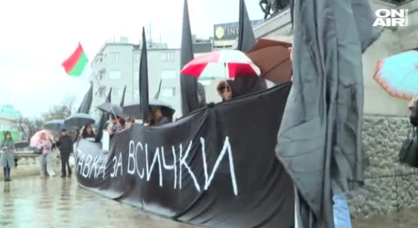 Майки на деца с увреждания oтново на протест пред НС