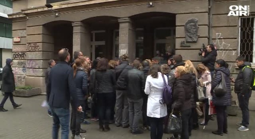 Среднощни опашки, чакане с часове... записването за първи клас