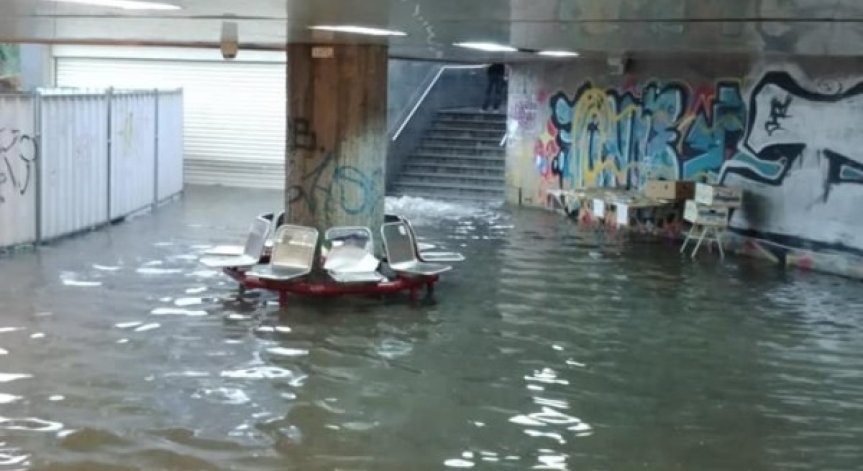 Пороен дъжд наводни улици и подлези в София