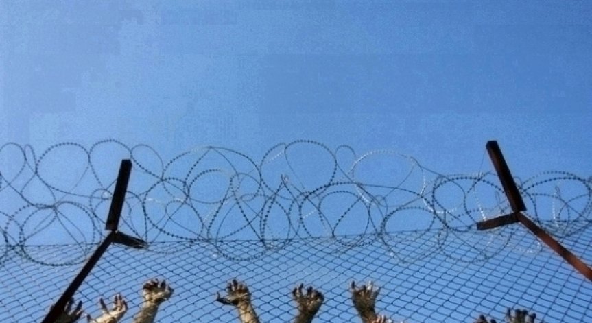 Гранични полицаи от Царево откриха 21 нелегални мигранти в камион с чакъл