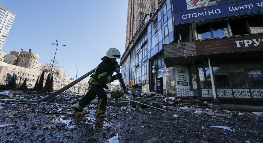 Гори петролна база близо до украинската граница след руски ракетни удари