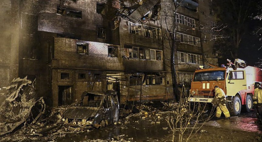 Още 10 загинали, сред които 3 деца, откриха под руините на разбития от самолет блок в Русия