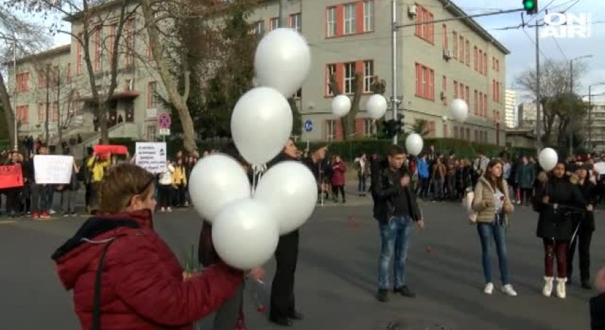 Ученици в Бургас блокираха кръстовище в памет на свой приятел
