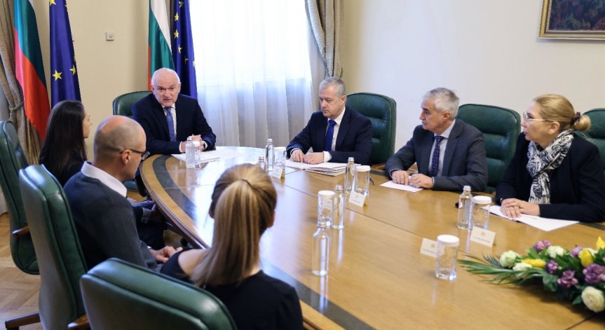 Главчев се срещна с близки на отвлечените български моряци от кораба Galaxy Leader