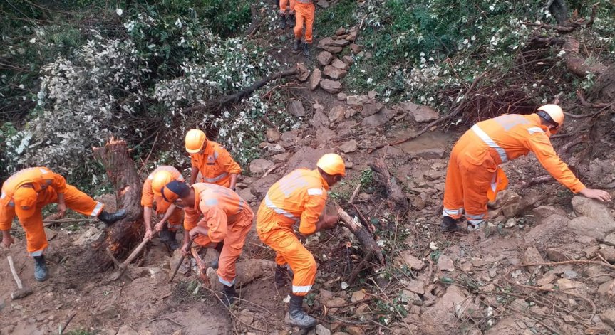 Близо 200 са жертвите на опустошителните наводнения в Индия и Непал