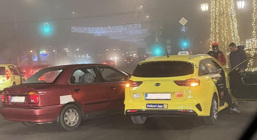 Пътните настилки в района са заледени.