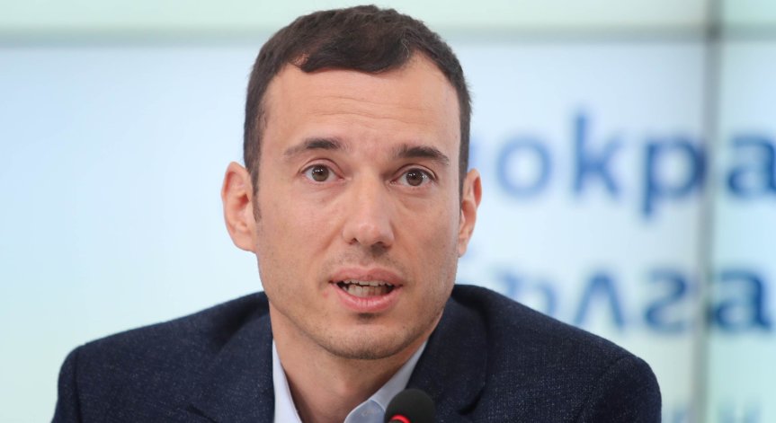 Само ВМА не изхвърля опасните отпадъци в битовите контейнери.