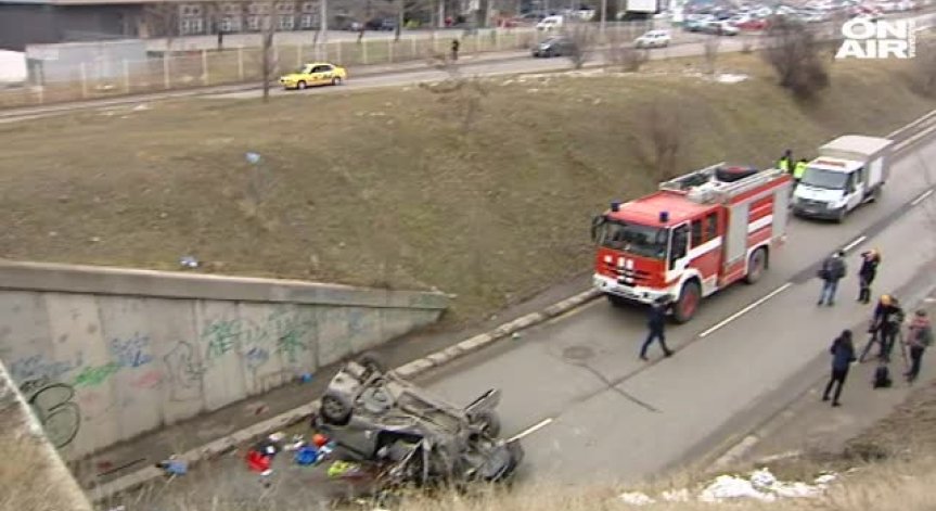 Кола излетя от мост в София, жена е с опасност за живота