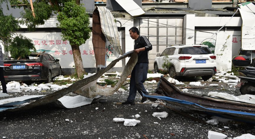 Мощни торнада в Китай убиха поне 12 души и раниха над 400