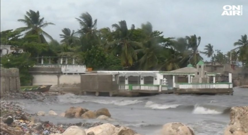 Евакуираха жителите на Хаити заради стихията 