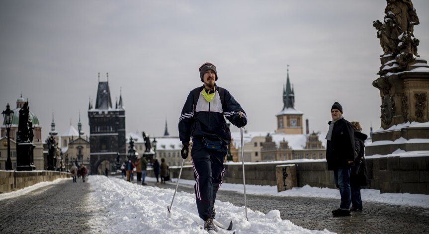 Чехия въвежда строг локдаун в областите с ръст на заразените