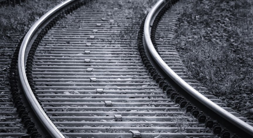 Двама души загинаха при сблъсък между микробус и пътнически влак край Плевенско