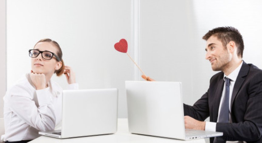 Как да разберете, че колега си пада по вас?