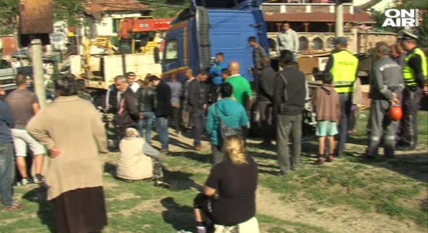 Напрежение в Благоевград - ЧЕЗ изключва незаконно присъединители се роми