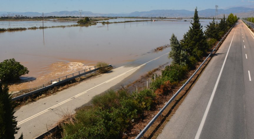 Пуснаха за леки коли движението между Атина и Солун, водата в Тесалия е замърсена