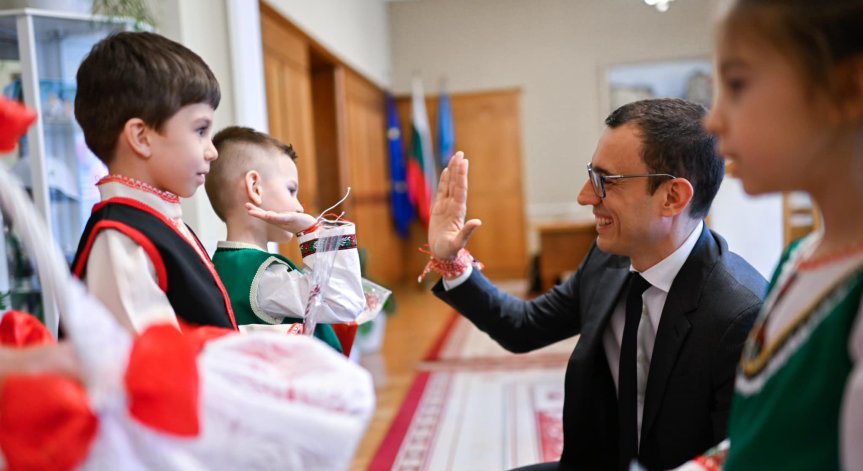 Васил Терзиев подарява мартеници на деца и ученици