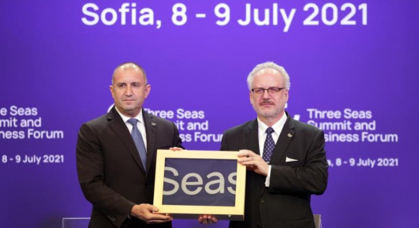 България предаде флага на 