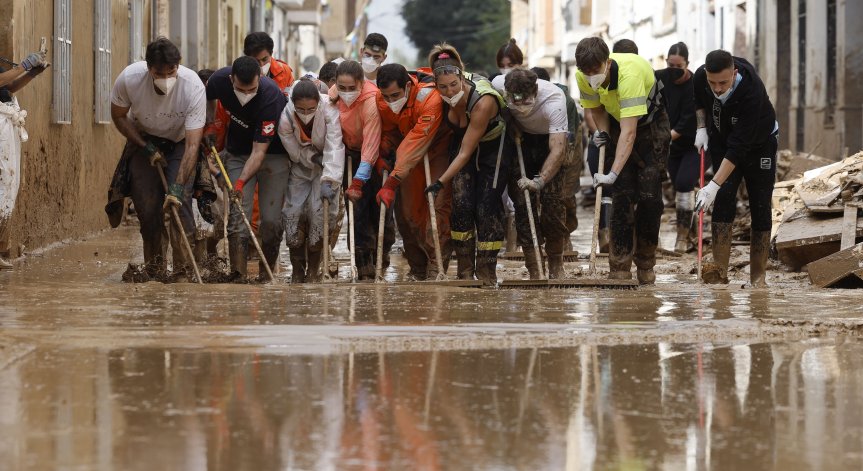 Призоваха хората да работят при възможност от домовете си.