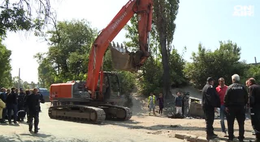 Започна деконструкцията на ромските жилища в кв. Захарна фабрика