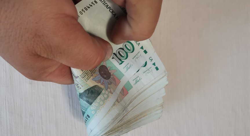 Младите българи с очакване за заплата от 4000 лв., стартова от 1000 лв. не им стига