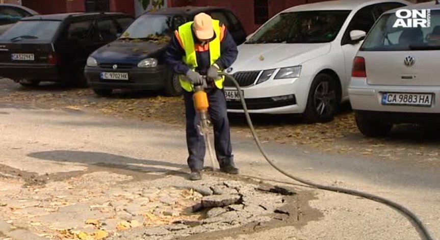 СО започна ремонт на пълната с дупки улица в кв. 