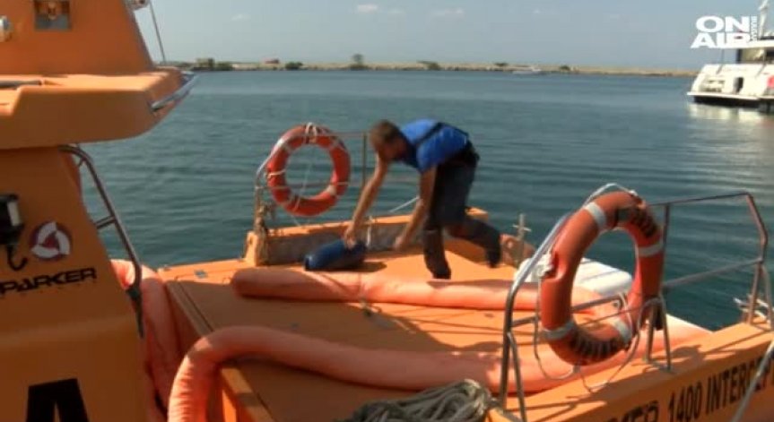 След множество опити: Започна източването на мазута от потъналия 