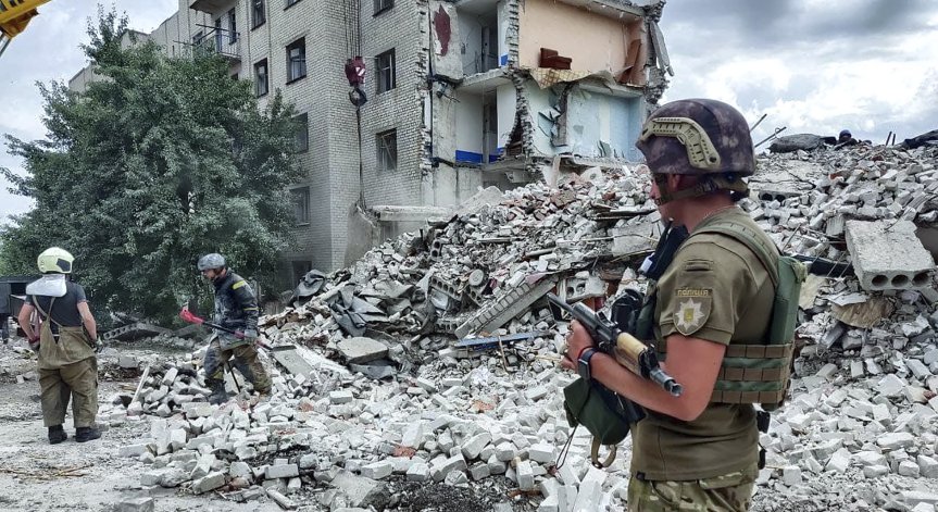 Поне 18 жертви след атаката в Часов Яр, има затрупани под отломките