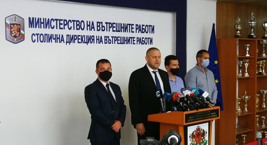 СДВР: Замерят полицаите с бомбички, павета, 30% от кордона е от жени