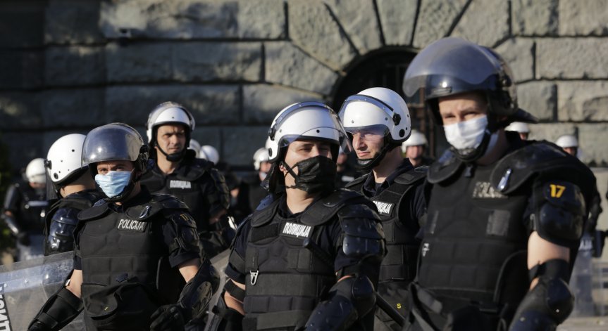 Безредици и хаос в Сърбия заради затягането на противоепидемичните мерки