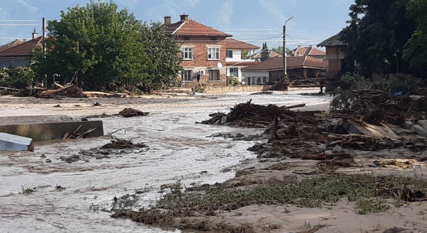Село Трилистник е под вода, тече евакуация