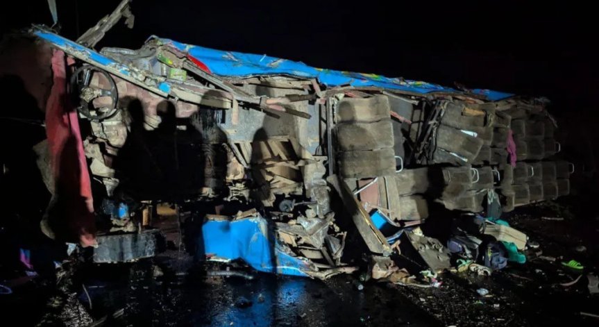 Повече от 20 деца загинаха при катастрофа на училищен автобус в Уганда
