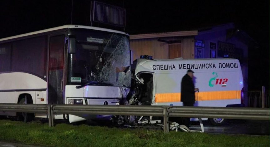 Шофьор на линейка загина при катастрофа с автобус край Велико Търново