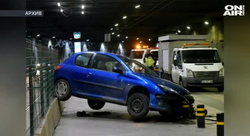 Местят тролейбусната спирка на тунела под НДК