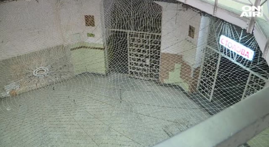 Агресивни, опасни, въоръжени... Издирват международно двамата затворници