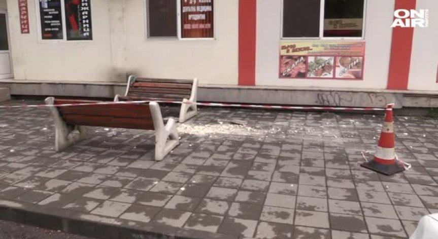 След падналата мазилка от поликлиника в Казанлък: Пострадалият остава в болница