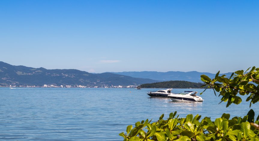 Обиколката с яхта е едно от най-вълнуващите преживявания за любителите на морето.