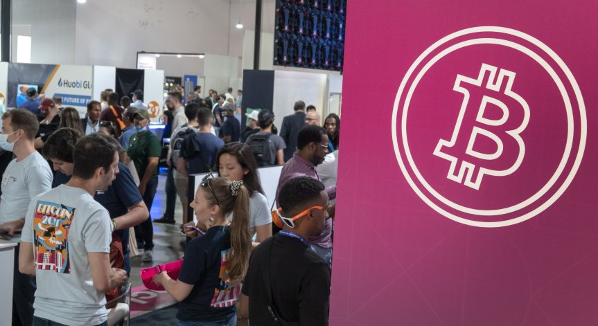 Биткойнът приближава $50 000, Етерът е над $3 000