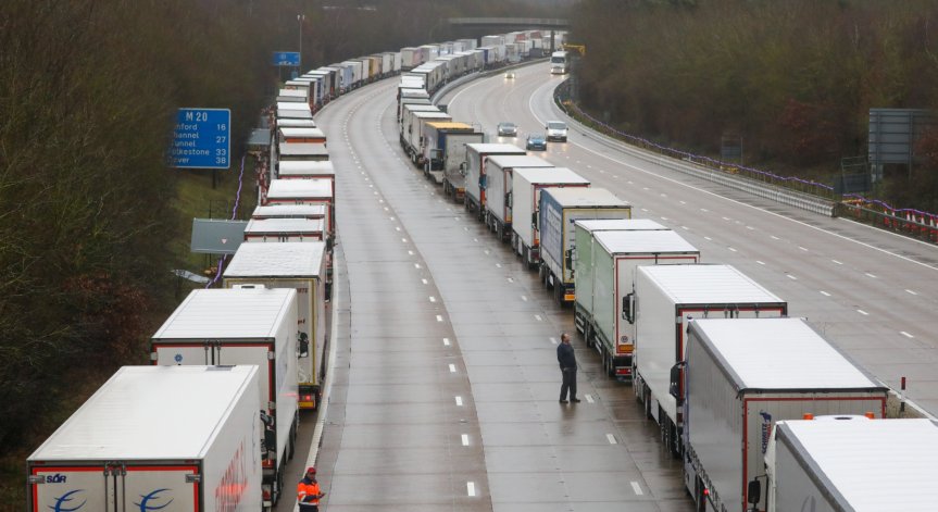 В блокираната Великобритания: Излишък на сьомга, недостатъчно плодове