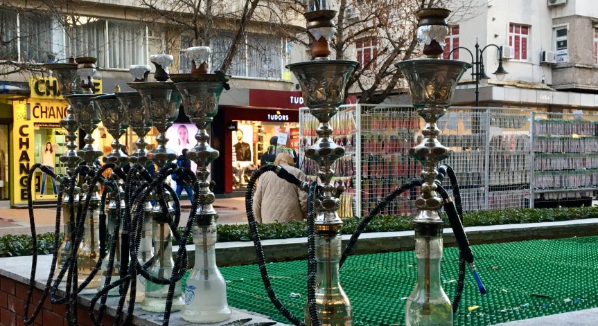 Забраниха продажбата на наргилета и е-цигари на непълнолетни