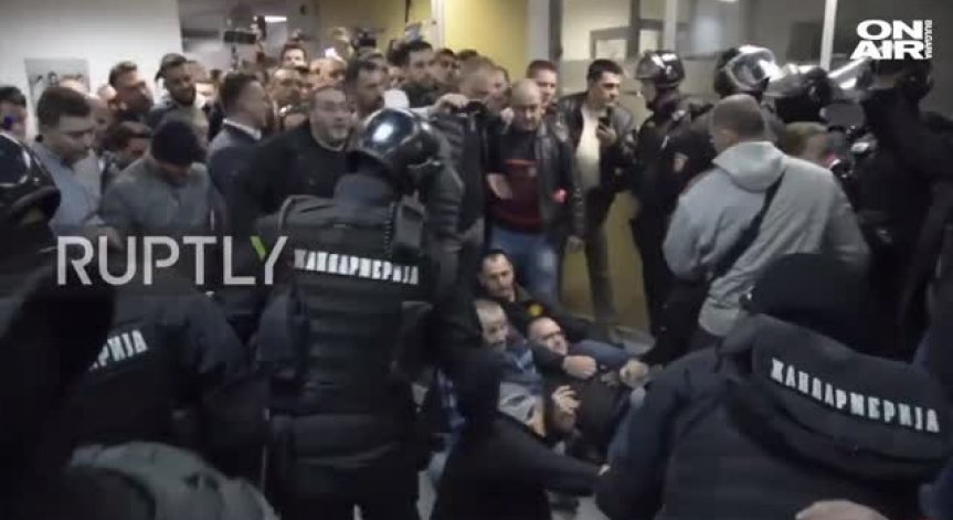 Протестиращи срещу сръбския президент Вучич опитаха да влязат в държавната телевизия